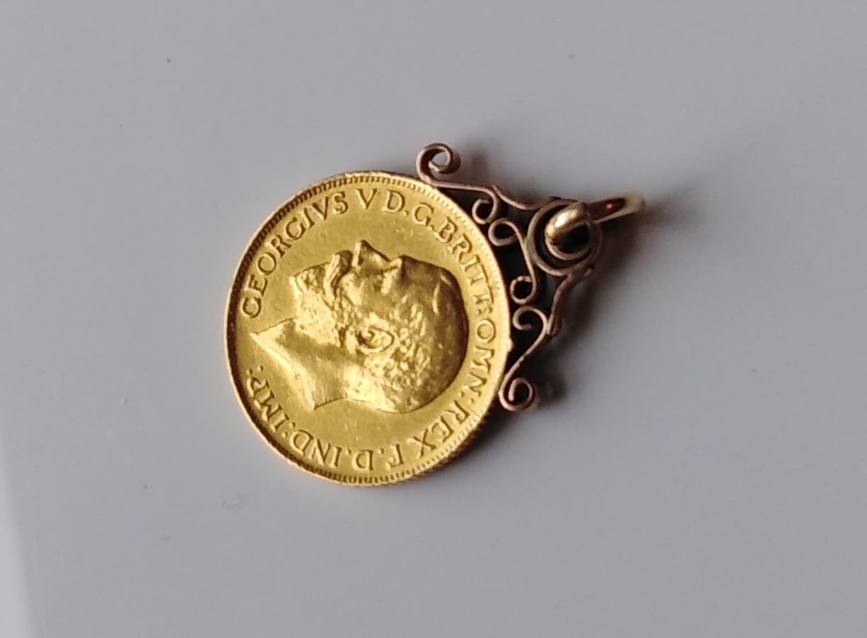 Mounted Antique 1913 22ct Gold Sovereign Pendant minted in London.